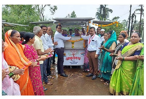 पर्यटनस्थळावर छोट्या विक्रेत्यांना अमृतरथ हा स्टॉल देताना जिल्हा परिषदेचे मुख्य कार्यकारी अधिकारी आयुष प्रसाद आणि इतर अधिकारी, नागरिक.