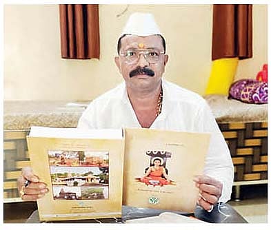 सोनई : ज्ञानेश्वरी ग्रंथ लिहिताना आप्पासाहेब निमसे.