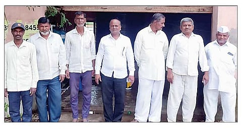 चांदेकसारे : डाऊच बुद्रुक ग्रामपंचायतच्या आरो प्लांटची पाहणी करताना ग्रामस्थ.