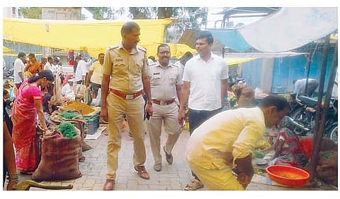 आठवडी बाजारात गस्त घालताना पोलिस