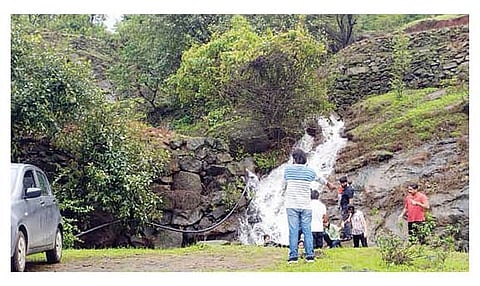 भोर तालुक्यात पर्यटनावर बंदी असतानाही घाटमाथ्यावरील धबधब्यांवर पर्यटकांनी केलेली गर्दी. (छाया : अर्जुन खोपडे)