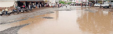 राजगुरुनगर बसस्थानकात पाण्याची डबकी