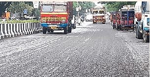 चाळण झालेले रस्ते बनवणार्‍या ठेकेदारांना दणका