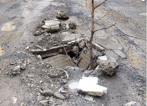 नर्‍हेत रस्त्यातील चेंबरमुळे वाहतुकीस अडथळा