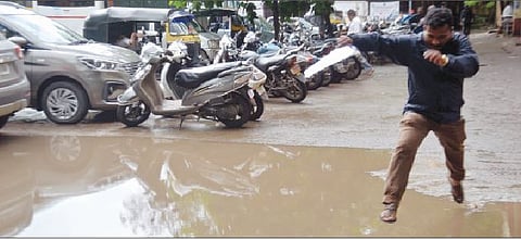 पुणे : ‘आरटीओ’त जायचंय? मग मारा कांगारू उड्या; कार्यालय परिसरात साचले तळे