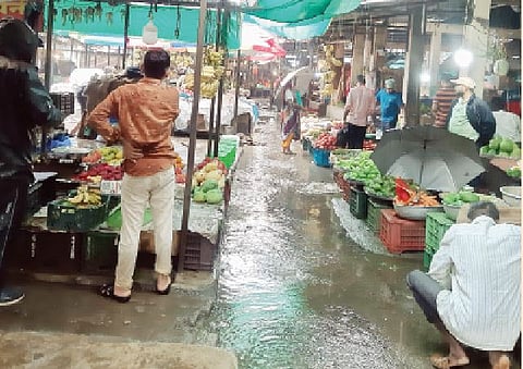 हडपसर भाजी मंडईत घाणीचे साम्राज्य