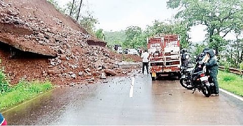 पुणे : पानशेत रस्त्यावर दरडी कोसळल्या; सुदैवाने दुर्घटना टळली