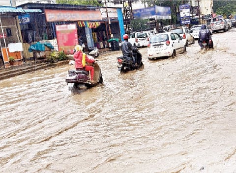 पुणे : रस्त्यासह दुरुस्तीचा खर्चही खड्ड्यात धायरीतील स्थिती