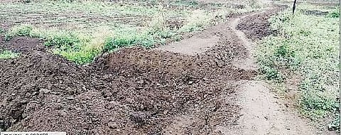 फुलेवाडी ताजणेमळा चासवाट नांगरल्याने शेतकरी त्रस्त