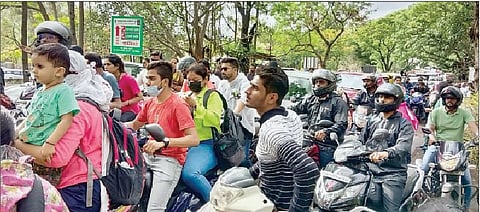 सिंहगडावर पर्यटकांच्या गर्दीचा उच्चांक; सव्वादोन लाखांची टोलवसुली, राजगडावरही झुंबड