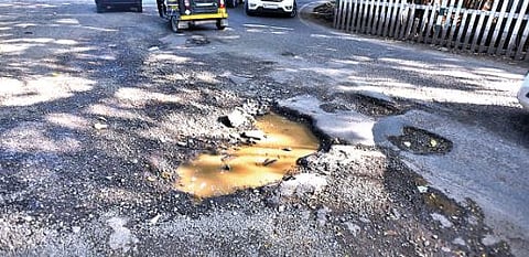 पुणे : अरे हे रस्ते आहेत, की मृत्यूचे सापळे; शहरातील अपघातांत रोज एक बळी