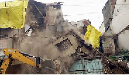 नगर : आणखी तीन इमारतींवर घाव; नऊ धोकादायक इमारती रडारवर