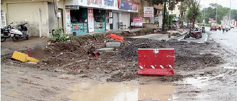 पिंपरी : वाल्हेकरवाडीत पदपथ, रस्त्याचे काम रखडले; पादचार्‍यांची वाट बिकट