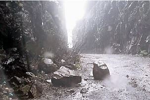 दुधिवरे खिंडीत दरड कोसळली; लोणावळा- पवनानगर मार्गादरम्यानची घटना