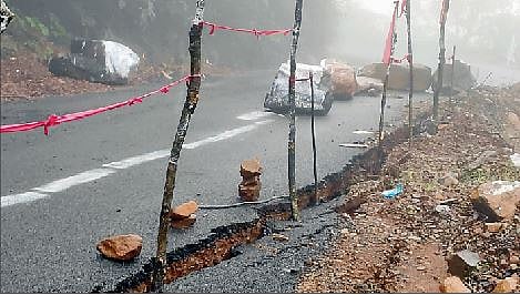 अतिवृष्टीमुळे वरंधा घाटात रस्त्याला भेगा