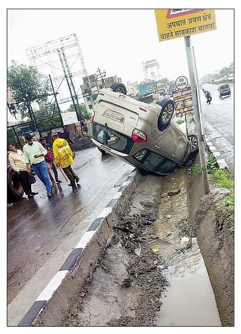 हरिश्चंद्री (ता. भोर) महामार्गावर उलटलेली कार.