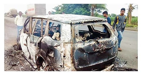 नगर : चालत्या कारमध्ये जोडप्याने घेतले पेटवून