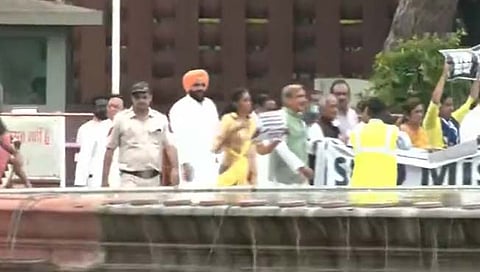 Sonia Gandhi : सोनिया गांधींच्या चौकशीविरोधात काँग्रेस खासदारांचा दिल्लीत मोर्चा