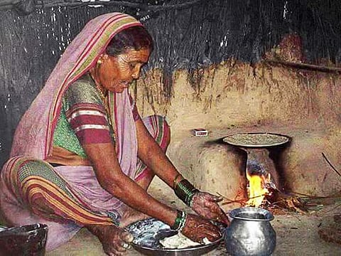 ग्रामीण भागात अनेक कुटुंबे वळली चुलीकडे; गॅस दरवाढीने स्वयंपाकाचे बजेट कोलमडले