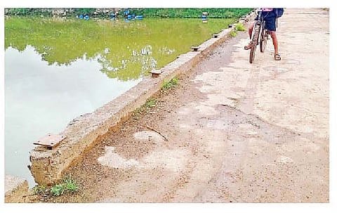 देवगाव ते पिंपरखेड या दोन गावांना जोडणार्‍या पुलाचे लोखंडी साईड गार्ड तुटले आहेत.