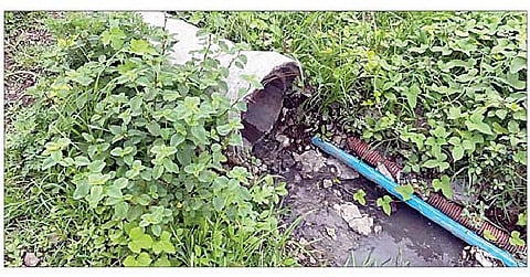 नगर तालुका : इमामपूर येथील भूमिगत गटार योजनेचे पाईप असे उघडे पडल्याने वारंवार फुटत आहेत.