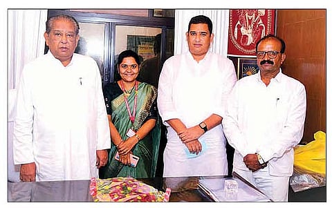 कोळपेवाडी : काळे कारखान्याचे नूतन अध्यक्ष ना. आशुतोष काळे व उपाध्यक्ष दिलीपराव बोरनारे यांचे अभिनंदन करताना माजी आ. अशोकराव काळे. समवेत निवडणूक निर्णय अधिकारी पल्लवी निर्मळ.