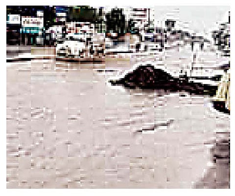 कवडीपाट ते कासुर्डीदरम्यान महामार्गावर तयार झालेली डबकी.