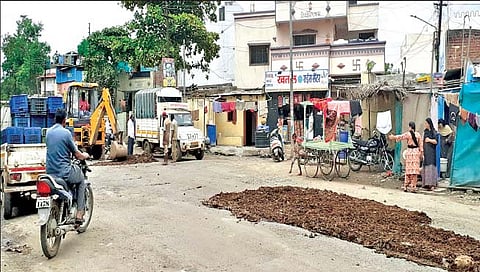 सोलापूर : खड्डे बुजविण्यास युद्धपातळीवर सुरुवात