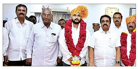 कोपरगाव : अध्यक्ष विवेक कोल्हे, उपाध्यक्ष रमेश घोडेराव यांचा सत्कार करताना बिपीनराव कोल्हे, कार्यकारी संचालक बाजीराव सुतार व संचालक.