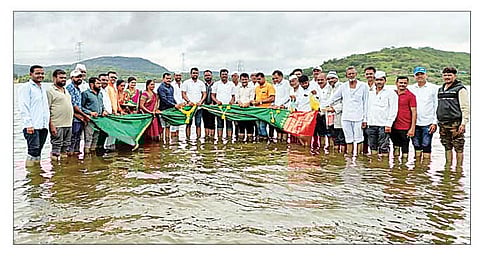 बोटा : कोटमारा धरण भरल्याने साडी-चोळी अर्पण करून गंगापूजन व महाआरती करीत ग्रामस्थांनी आनंदोत्सव साजरा केला.(छाया : सतीश फापाळे)