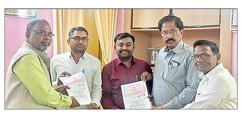 राहुरी : येथील कृषी विद्यापीठाने लखनौशी सामंजस्य कराराप्रसंगी डॉ. शरद गडाख, डॉ. भरत रासकर, डॉ. रामदास गारकर आदी.