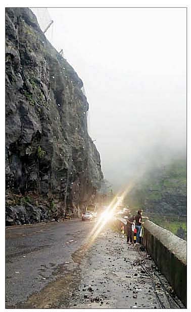 कल्याण-नगर महामार्गावरील माळशेज घाटात पसरलेले धुके.