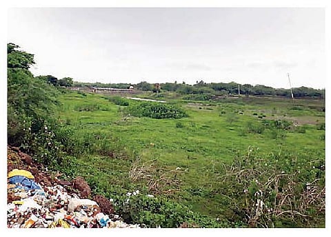 मोरगाव येथील कर्‍हा नदीवरील कोरडा बंधारा.