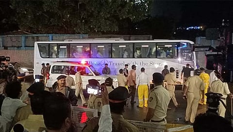 मुंबई : विमानतळावरून थेट ताज प्रेसिडेंट हॉटेलमध्ये बंडखोर आमदार दाखल