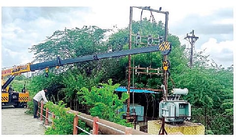 कर्जत : खराब रोहित्र दुरुस्तीसाठी काढताना कर्मचारी.