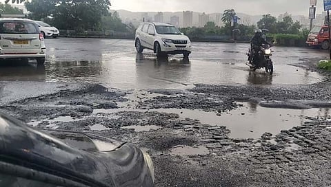 रायगड : पनवेलचे खड्डे कसे गोल गोल सिडको तू आमच्याशी खरे बोल