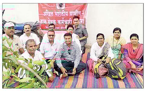 आंबी : कमलेश चंद्रा समितीच्या शिफारशी लागू करण्यासाठी धरणे आंदोलन करताना श्रीरामपूर विभागातील ग्रामीण डाकसेवक.