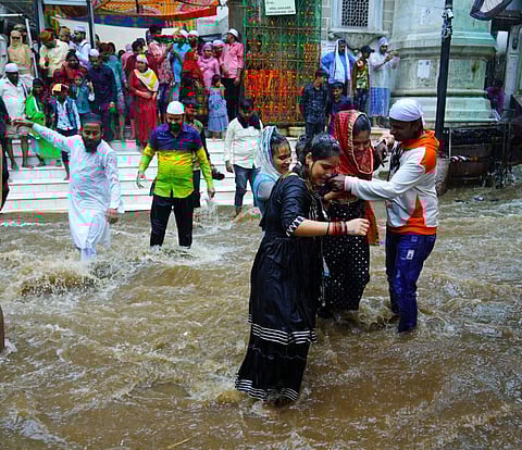 आठ दिवस राज्‍यात उशीरा दाखल झालेल्‍या पावसाने अजमेर शहराला झोडपले. 