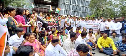 आंदोलनात सहभागी झालेले राष्ट्रवादी कँग्रेसचे कार्यकर्ते