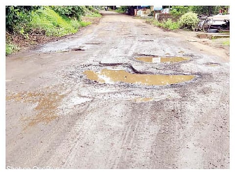 सिंहगड पायथ्याला जाणार्‍या गोळेवाडी ते आतकरवाडी रस्त्याची खड्डे पडून झालेली चाळण. (छाया : दत्तात्रय नलावडे)