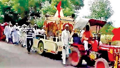 बहिणी फडकते ध्वजा