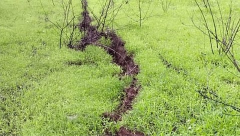 किल्ले रायगडाच्या पायथ्याला एक किलोमीटर लांब पडल्या भेगा, भूगर्भीय शास्त्रज्ञांकडून आज पाहणी (व्हिडिओ)