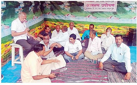 नगर : ठेवी परत मिळण्यासाठी कर्जत व मिरजगावच्या खातेदारांनी अर्बन बँकेसमोर उपोषण सुरू केले आहे.(छाया : समीर मन्यार)