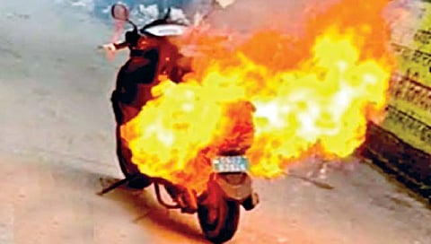 जळगावात वाहनं जाळण्याचे सत्र सुरुच; अज्ञाताने दोन चारचाकीसह दुचाकीही पेटवली