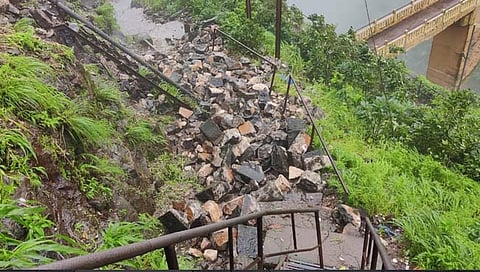 कोल्हापूर : विशाळगडावरील पूर्वेकडील बाजूचा दगडी बुरुज कोसळला