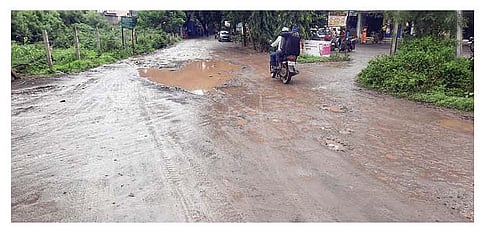 वाल्हे येथून पुणे-पंढरपूर पालखी महामार्गाला जोडणार्‍या मुख्य रस्त्याची झालेली दुरवस्था. (छाया : समीर भुजबळ)