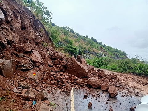 पुणे : पोखरी घाटात दरड कोसळली