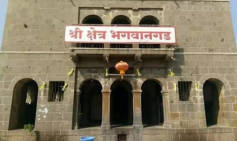 गुरुचरणी ठेविला माथा..!  श्री क्षेत्र भगवान गडावर गुरुपौर्णिमा भक्तिभावाने साजरी