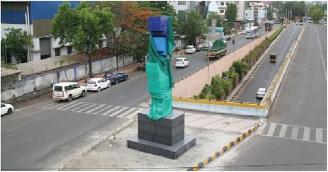 पिंपरी : शहरातील तेरा शिल्प कपड्यात झाकून