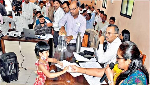 कोल्हापूर : विद्यार्थिनीच्या हस्ते चिठ्ठी काढताना करवीरचे उपविभागीय अधिकारी वैभव नावडकर, तहसीलदार शीतल मुळे-भामरे, गटविकास अधिकारी जयवंत उगले. सोबत इच्छुक उमेदवार व समर्थक.